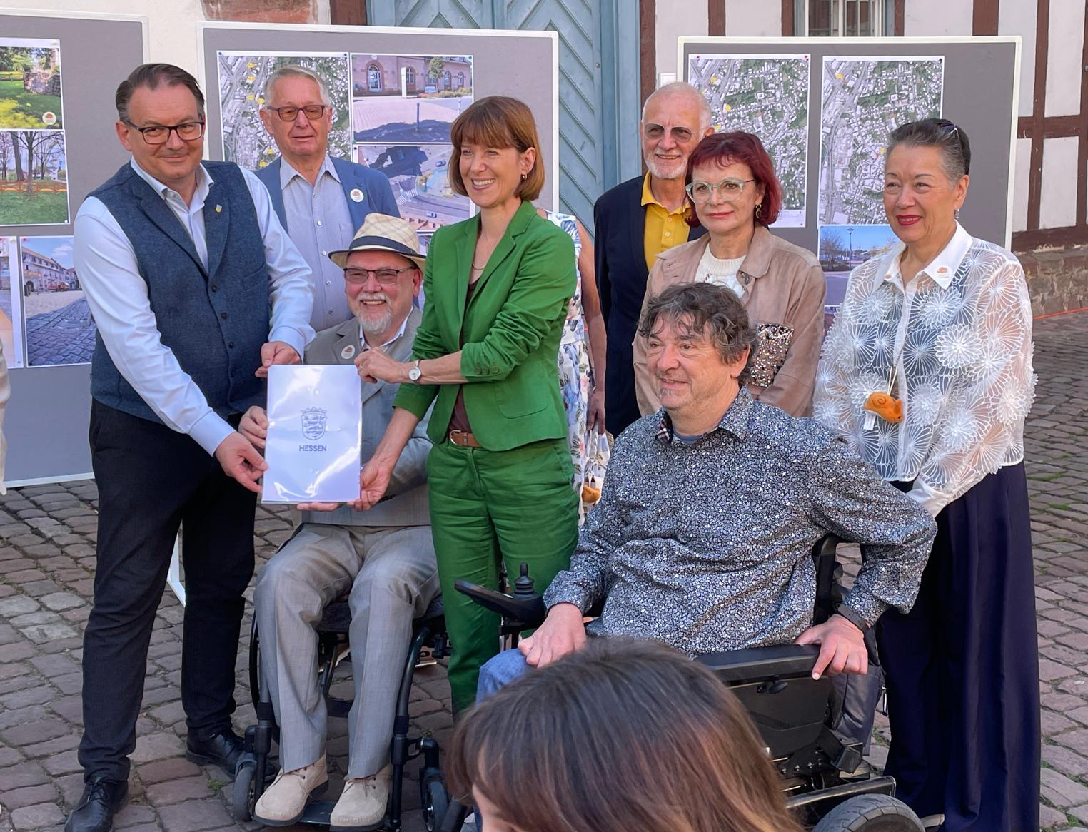 Übergabe des Förderbescheids durch Heike Hofmann (Ministerin für Arbeit, Integration, Jugend und Soziales) an Bürgermeister Dr. Tobias Robischon