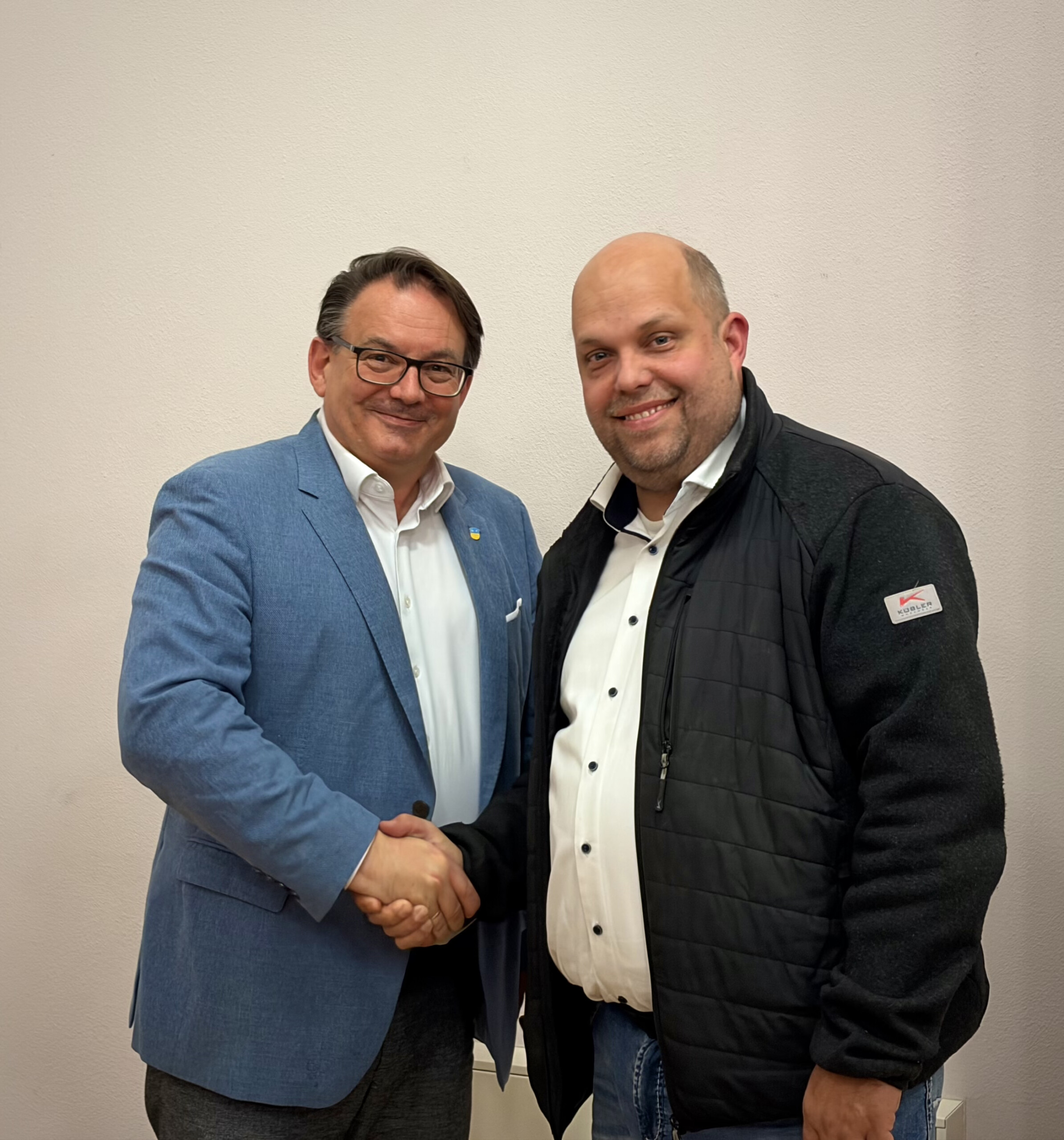 Fraktionsvorsitzender Michael Krause (rechts im Bild) Gratuliert dem amtierenden Bürgermeister Dr. Tobias Robischon zur erneuten Nominierung als Bürgermeister, für die Wahl 2027.